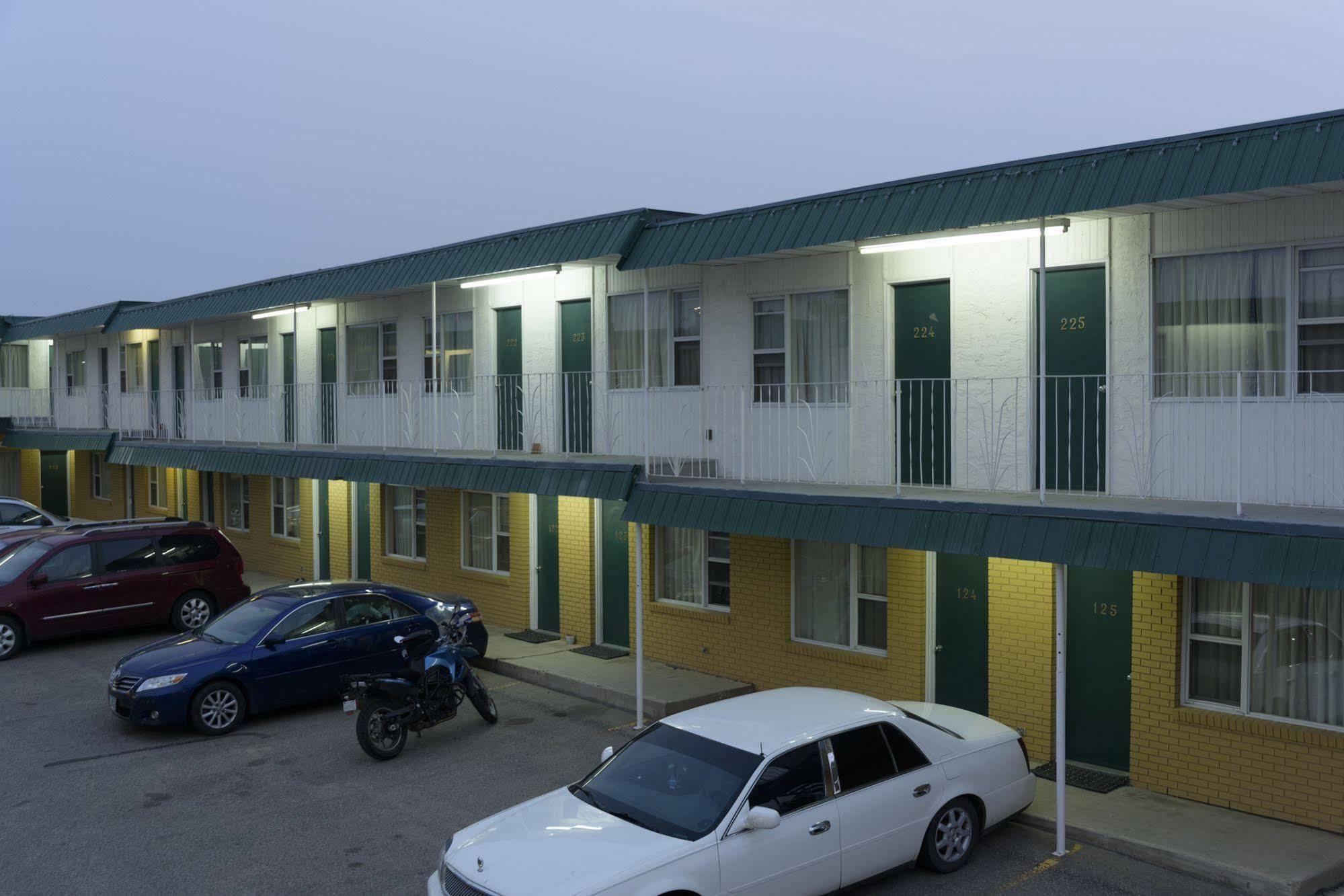 Sun-Dek Motel Medicine Hat Eksteriør bilde